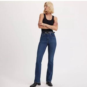 High rise bootcut Levi jeans, lots of stretch!